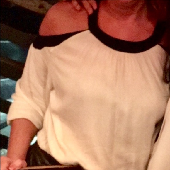 dee elle Tops - Cold shoulder top